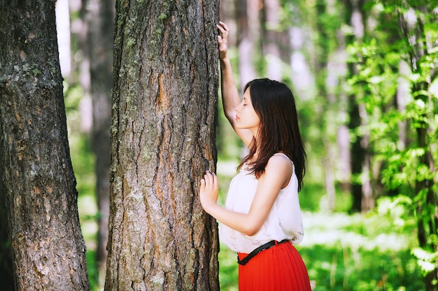 自然の美しさ緑の植物の自然な背景に若い美しい女性の肖像画