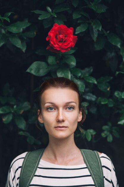 Foto beauty in nature ritratto di donna su sfondo di fiori