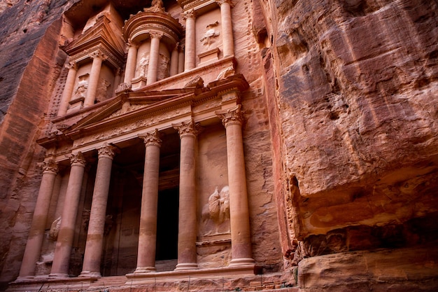 写真 ヨルダンのペトラの岩と古代建築の美しさ。ペトラの古代寺院