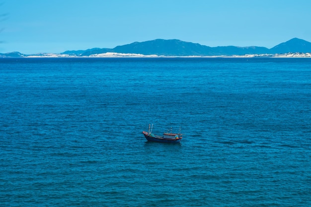 Orizzonte di panorama di bellezza nel fondo dell'isola di montagna del cielo azzurro puro del mare azzurro che naviga una barca nel mare vuoto per la carta da parati di progettazione ricreazione di turismo dopo il concetto di vacanza estiva pandemica