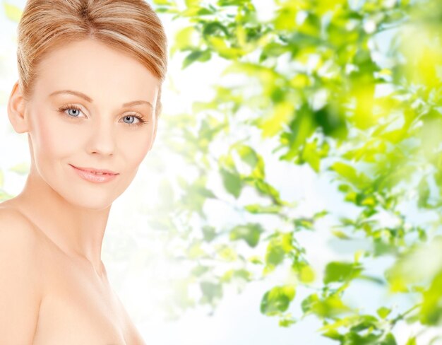 Photo beauty, people and health concept - beautiful young woman face over green natural background