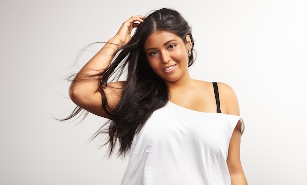 Beauty plus size model met een föhnend haar