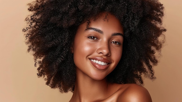 Портрет красоты африканской американки с чистой здоровой кожей на бежевом фоне Улыбающаяся мечтательная красивая чернокожая женщинаВьющиеся волосы в афро стиле