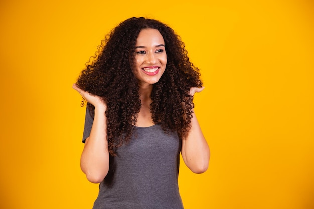 Ritratto di bellezza della donna afroamericana con acconciatura afro e trucco glamour. donna brasiliana. razza mista. capelli ricci. stile di capelli.