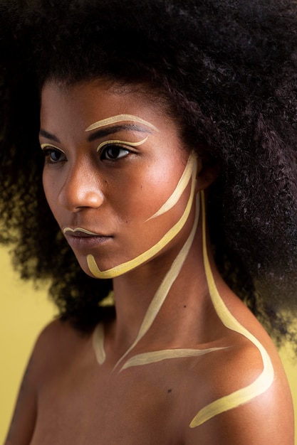 Foto ritratto di bellezza della donna afro con trucco etnico