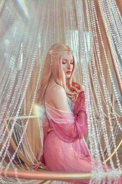 Ritratto di bellezza della donna elfo principessa anime con capelli rosa in biancheria intima favoloso aspetto magico bellissimo trucco rosa corona dell'orlo sulla testa di una donna