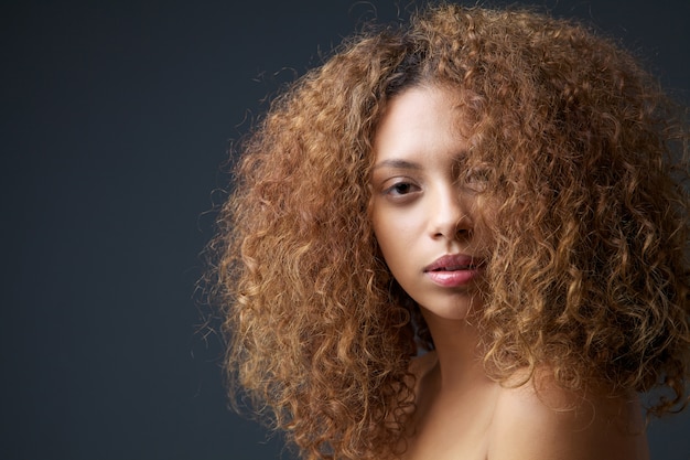 Портрет красоты привлекательная женская модель с кудрявыми волосами