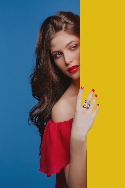 Photo beauty portrait of attractive young brunette woman