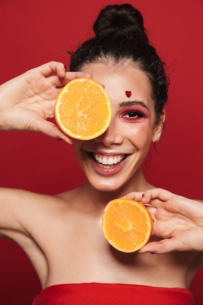 Foto ritratto di bellezza di una giovane donna attraente che indossa il trucco in piedi isolato