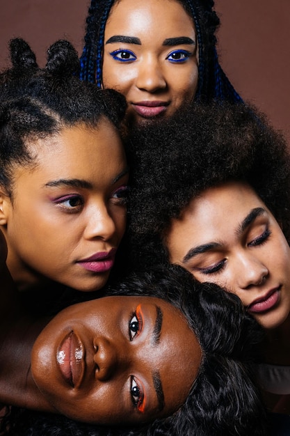 Foto ritratto di bellezza di belle donne nere che indossano biancheria intima di lingerie piuttosto giovani donne africane che posano in studio concetti sulla cosmetologia e la diversità di bellezza