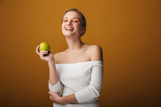 Photo beauty portrait of a beautiful sensual young woman isolated, holding green apple