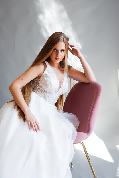 ファッションのウェディングドレスを着ている金髪の花嫁の美しさの肖像画