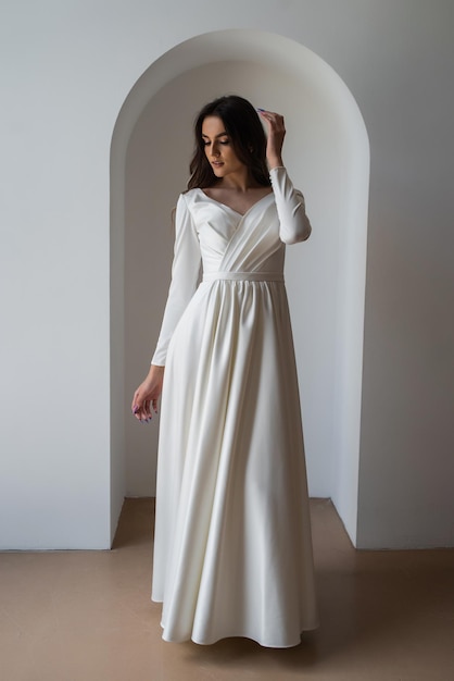 ボリュームのあるスカートスタジオ写真とウェディングドレスを着ている花嫁の美しさの肖像画