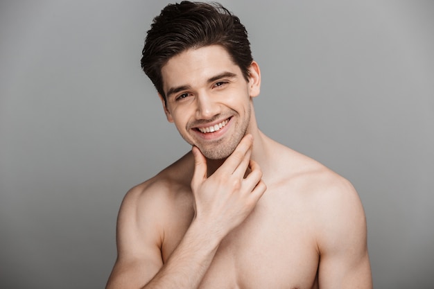 Photo beauty portrait of half naked laughing young man