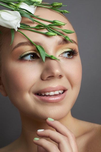 Ritratto di bellezza di una donna trucco viso professionale occhi belli trucco luminoso per occhi e labbra da sera