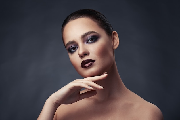 Photo beauty portrait of woman with smokey eyes make-up