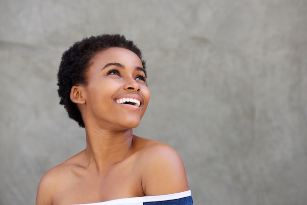 Ritratto di bellezza di giovane sorridere della donna dell'afroamericano