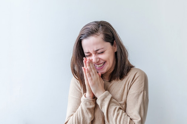 Donna castana positiva felice del ritratto di bellezza giovane