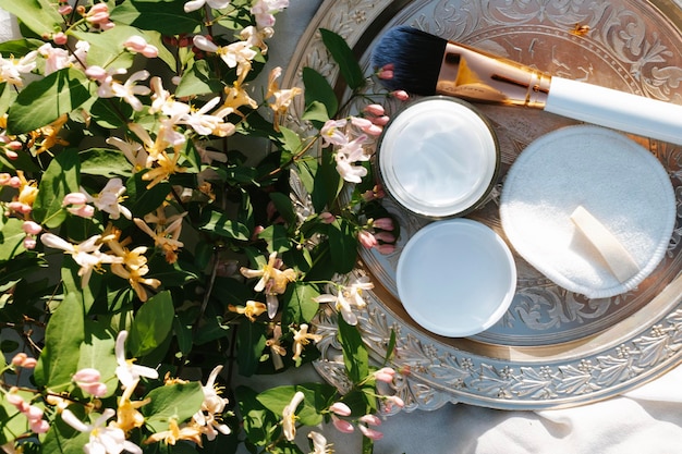 Foto prodotti di bellezza con pennello e crema idratante