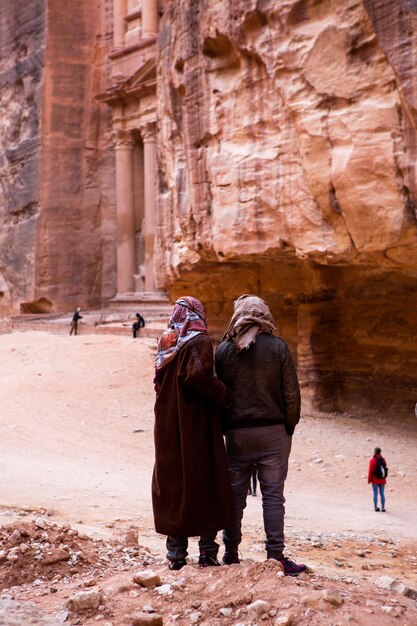 Foto bellezza delle rocce e architettura antica a petra giordania antico tempio a petra giardina