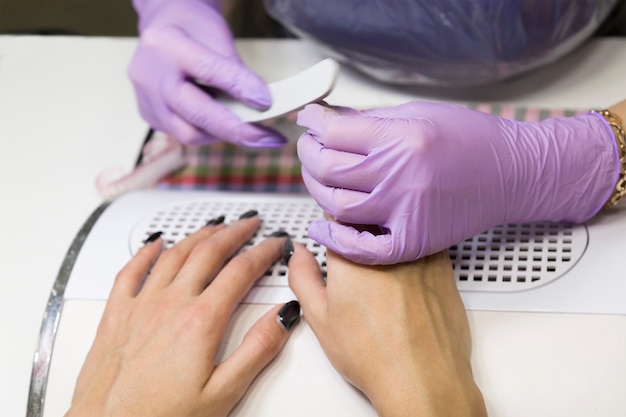 Salone di bellezza per il lavoro con le unghie manicure.