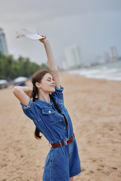 海の美しさ 熱帯のビーチで心配のない夏の休暇を楽しんでいる魅力的な若い女性