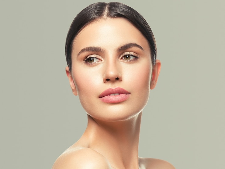 Photo beauty skin woman face healthy skin beautiful model close up face natural makeup brunette hair. color background. studio shot.