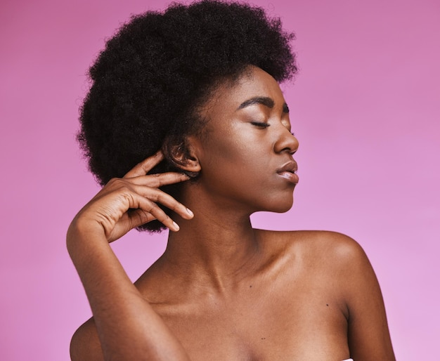 Cura della pelle di bellezza e acconciatura afro con donna nera per il benessere naturale e il trattamento del salone estetica e texture per la cura di sé con modello di ragazza per cosmetici e trucco luminosi sullo sfondo dello studio