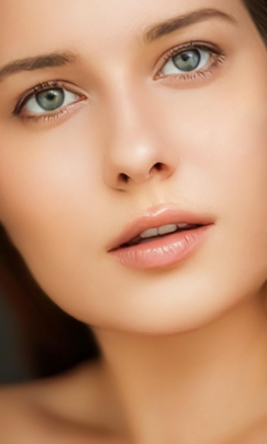 美容とスキンケアの化粧品モデルは、完璧な清潔で健康的なグロウィッグ肌とnを持つ肖像画の女性に直面します