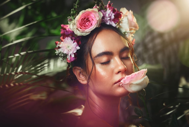 Foto bellezza cura della pelle e fiore con profumo naturale fiore e benessere di lusso dalla natura con sfondo verde foresta modello donna con pianta pubblicità prodotto cosmetico per la pelle con una pianta di fiori