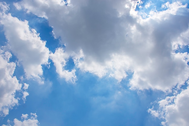 La bellezza del cielo con nuvole e il sole in estate.