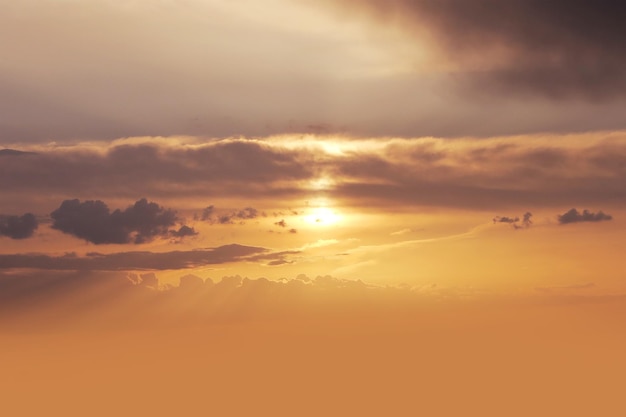 雲のある美しさの空、夕焼け空雲の風景