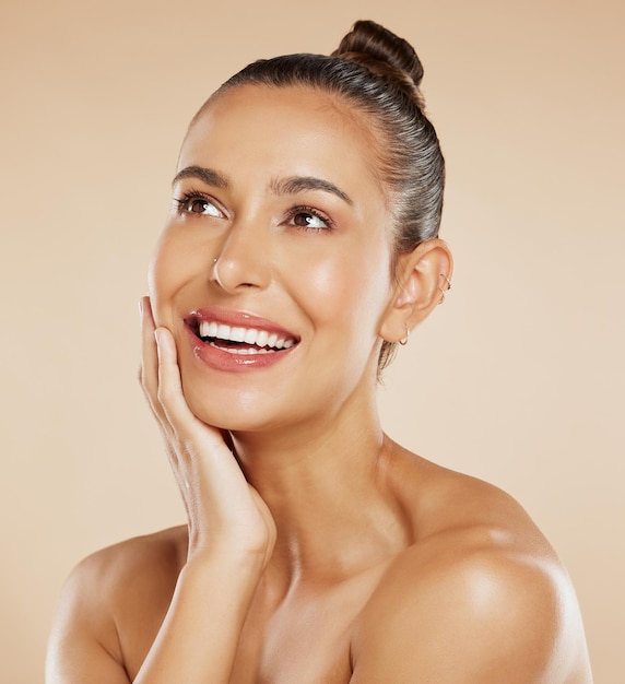 Foto sorriso di bellezza e cura della pelle donna viso benessere e sano con felicità su uno sfondo di studio beige felice giovane modello latino con pelle morbida e liscia luminosa per pubblicizzare prodotti cosmetici