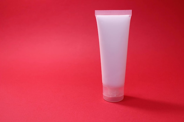 赤い背景、健康と薬のコンセプトに美容スパ医療スキンケアと化粧品ローションクリームボトルのパッケージ