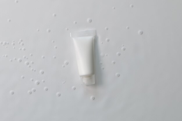 Beauty spa medische huidverzorging en cosmetische lotion fles crème verpakkingsproduct op white water achtergrond met luchtbellen. gezondheidszorg farmaceutische geneeskunde concept