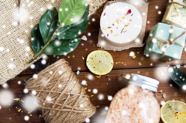 beauty-, spa-, therapie- en wellnessconcept - natuurlijke cosmetica voor lichaamsverzorging op hout over sneeuw