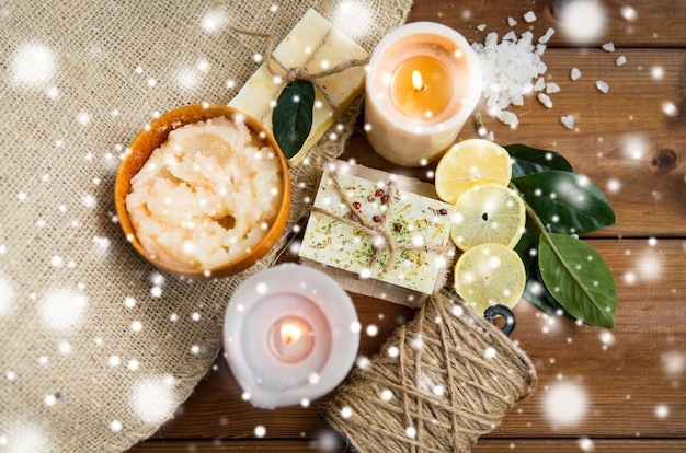 beauty, spa, therapie, natuurlijke cosmetica en wellness-concept - cosmetische producten voor lichaamsverzorging op hout over sneeuw