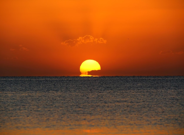 海の上の美しさの日の出