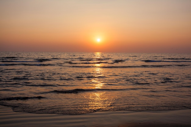 Tramonto di bellezza sulla spiaggia di goa in india