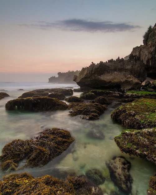 Ngrawe 해변, Gunungkidul, Yogyakarta에서 일몰의 아름다움. 구눙키둘 근처에 새로 생긴 해변. HDR 처리되었습니다.