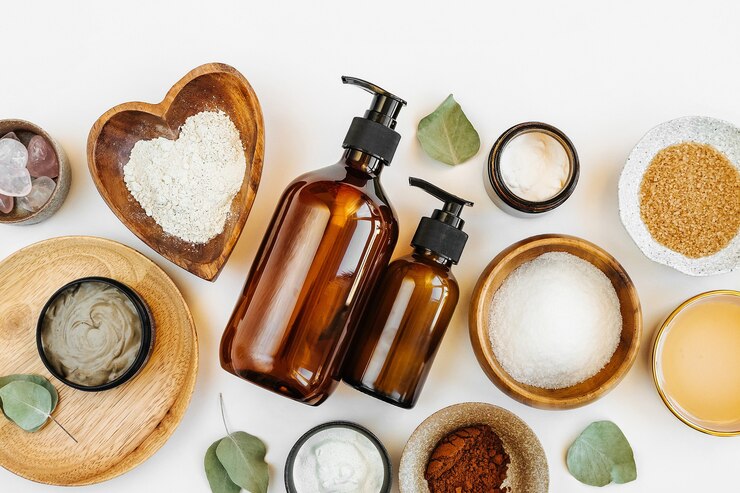Photo beauty treatment ingredients for making homemade skin care cosmetic mask. various bowl with clay, cream, essential oil and natural ingredients  on white table background. organic spa cosmetic products