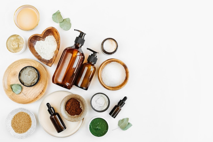 Photo beauty treatment ingredients for making homemade skin care cosmetic mask. various bowl with clay, cream, essential oil and natural ingredients  on white table background. organic spa cosmetic products