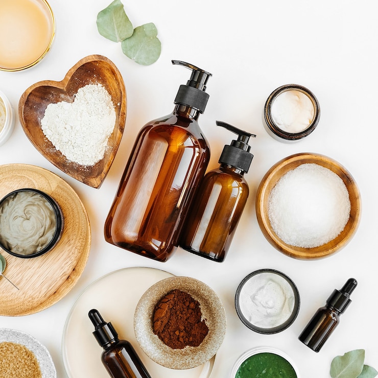 Photo beauty treatment ingredients for making homemade skin care cosmetic mask. various bowl with clay, cream, essential oil and natural ingredients  on white table background. organic spa cosmetic products