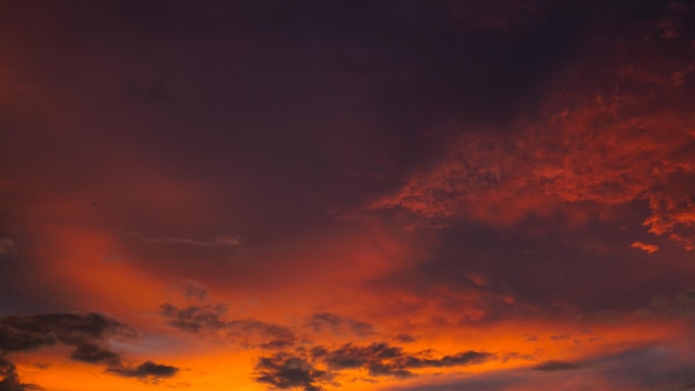 午後の夕暮れの空の美しさ