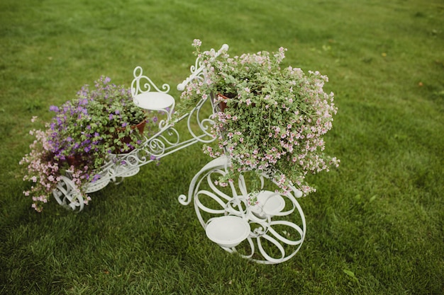 Foto bellezza bici bianca con fiori