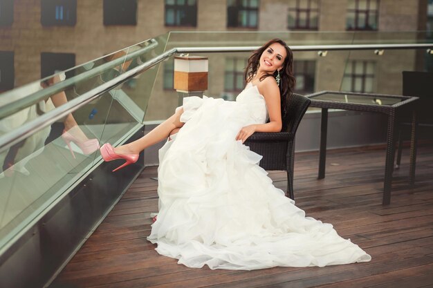 Photo beauty woman bride in white amazing wedding dress and in pink shoes