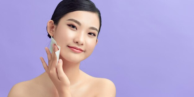 미녀 는 기름 을 흡수 하는 티슈 시트 로 완벽 한 신선 한 피부 를 청소 한다