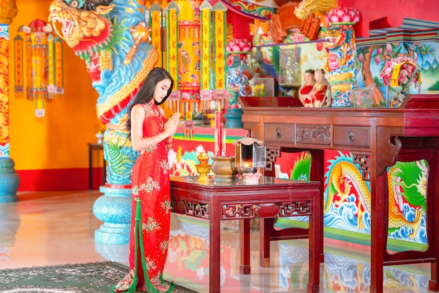 중국 새 해에 아름다움 여자와 보류 쇼핑백