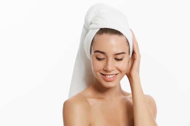 Photo beauty woman wearing hair towel after beauty treatment. 