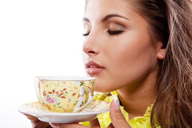 Photo beauty woman with fresh cup of black tea